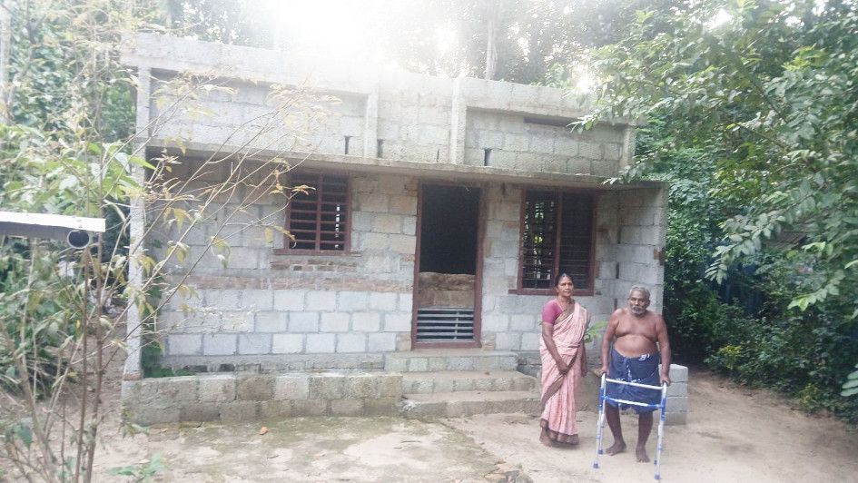 പൂർത്തീകരിക്കാത്ത വീടിന് മുന്നിൽ ഭവാനി