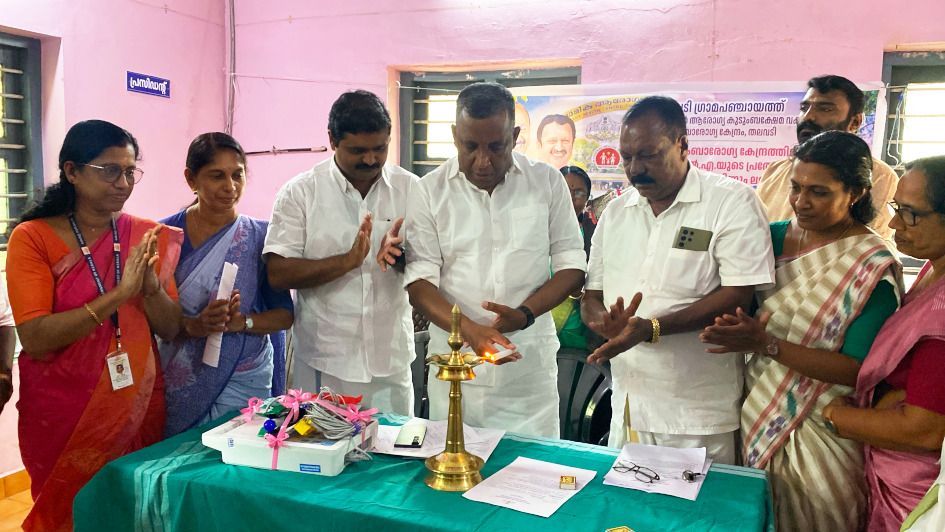 മെഡിക്കൽ ഉപകരണങ്ങളുടെ വിതരണം റെജി ചെറിയാൻ എംഎൽഎ ഉദ്ഘാടനംചെയ്യുന്നു