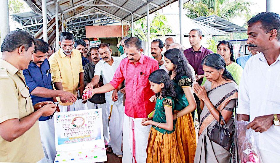 കുമരകം ബോട്ട് ദുരന്തത്തിന്റെ വാർഷിക ദിനത്തിൽ അരങ്ങ് സംഘടനയുടെ അനുസ്മരണ ചടങ്ങിൽ പുഷ്പാർച്ചന നടത്തുന്നു 