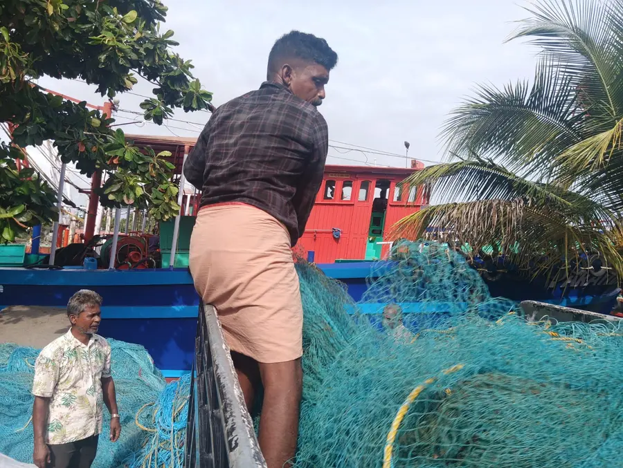 യാനങ്ങളും വലകളും അറ്റകുറ്റപ്പണി നടത്തുന്ന അഴീക്കൽ ഭാഗത്തെ തൊഴിലാളികൾ