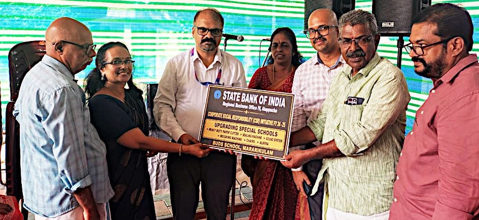 സ്നേഹതീരം ബഡ്സ് സ്കൂളിന് എസ് ബി ഐ യുടെ സഹായം പഞ്ചായത്ത് പ്രസിഡന്റ് വി ഡി  അംബുജാക്ഷൻ  റീജണൽ മാനേജർ ടി വി  മനോജിൽ നിന്ന് ഏറ്റുവാങ്ങുന്നു 