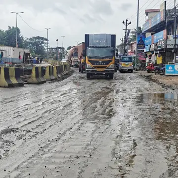 പുതുശേരി ബസ് കാത്തിരിപ്പുകേന്ദ്രത്തിന് സമീപം ചളിക്കുളമായ റോഡ്