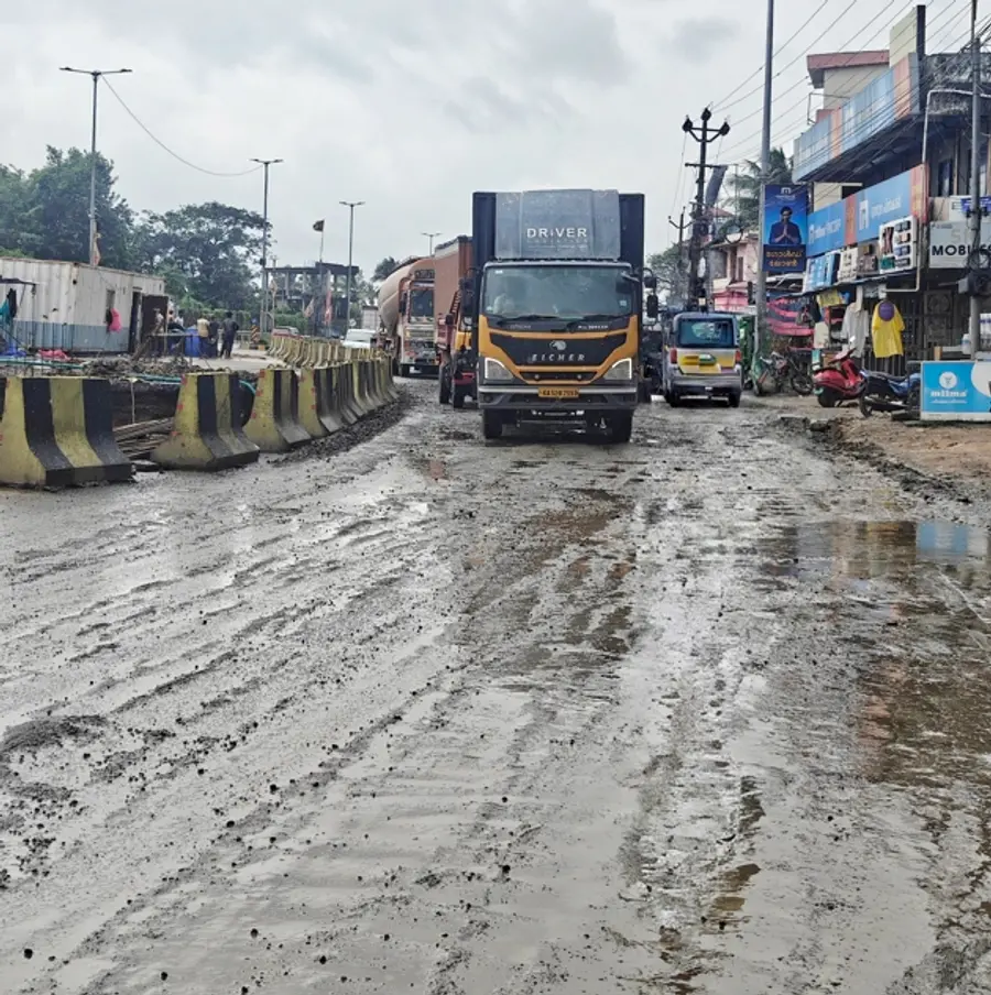 പുതുശേരി ബസ് കാത്തിരിപ്പുകേന്ദ്രത്തിന് സമീപം ചളിക്കുളമായ റോഡ്