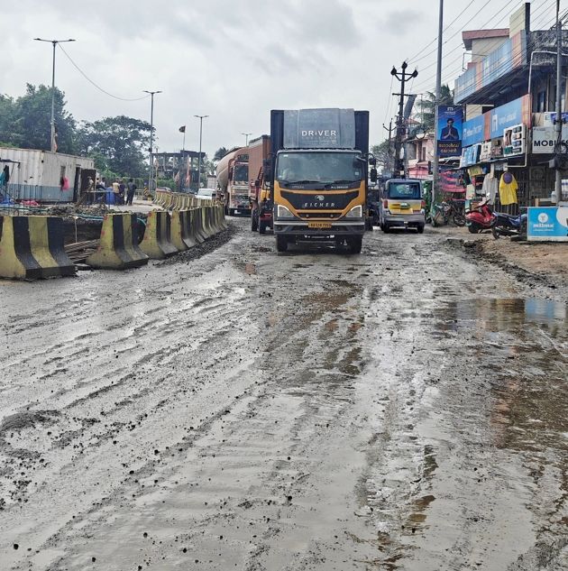 പുതുശേരി ബസ് കാത്തിരിപ്പുകേന്ദ്രത്തിന് സമീപം ചളിക്കുളമായ റോഡ്