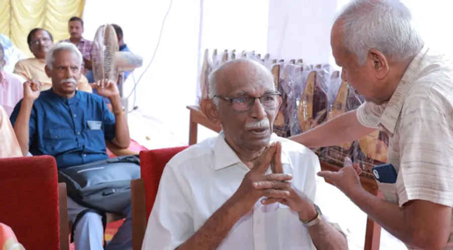 ഹരിപ്പാട് ഗവ. ബോയ്സ് ഹൈസ്കൂളിൽനിന്ന് 1964 ൽ പഠിച്ചിറങ്ങിയവർ  60 വർഷങ്ങൾക്കുശേഷം മാതൃവിദ്യാലയത്തിൽ ഒത്തുകൂടിയ ചടങ്ങിൽ പി കെ രാജൻ (ഫയല്‍ ചിത്രം)