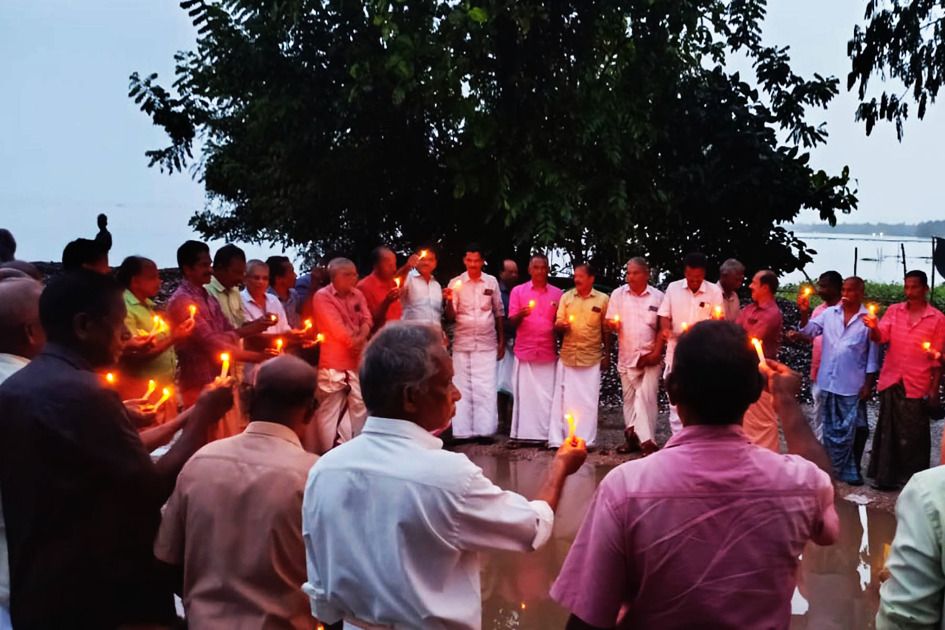 പാതിരാമണൽ ദ്വീപിന് സമീപം മണൽ ഖനനം നടത്താനുള്ള നീക്കത്തിൽ പ്രതിഷേധിച്ച് കായിപ്പുറത്ത് തീര്‍ത്ത പ്രതിഷേധജ്വാല