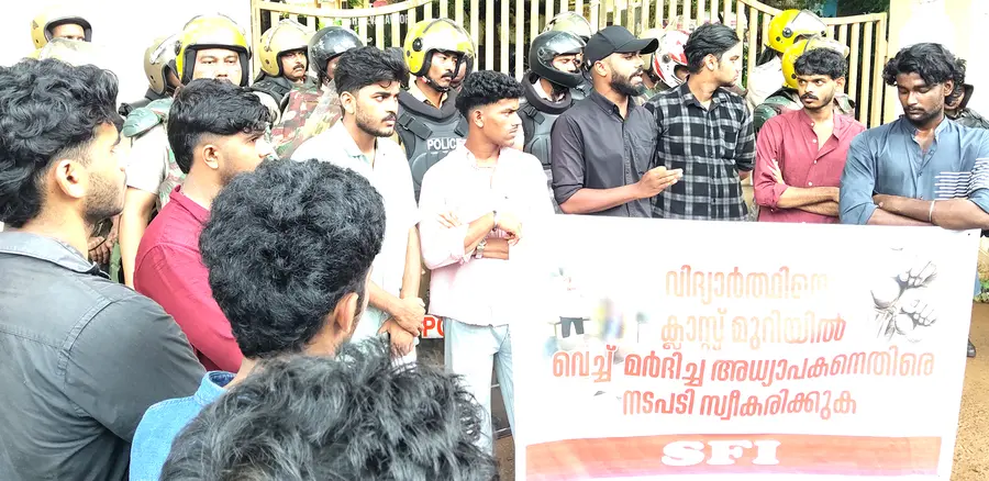അധ്യാപകൻ വിദ്യാർഥിയെ മർദിച്ച സംഭവത്തിൽ വരവൂർ ഗവ. എച്ച്എസ്എസിലേയ്ക്ക് എസ്എഫ്ഐ നടത്തിയ പ്രതിഷേധ മാർച്ച്