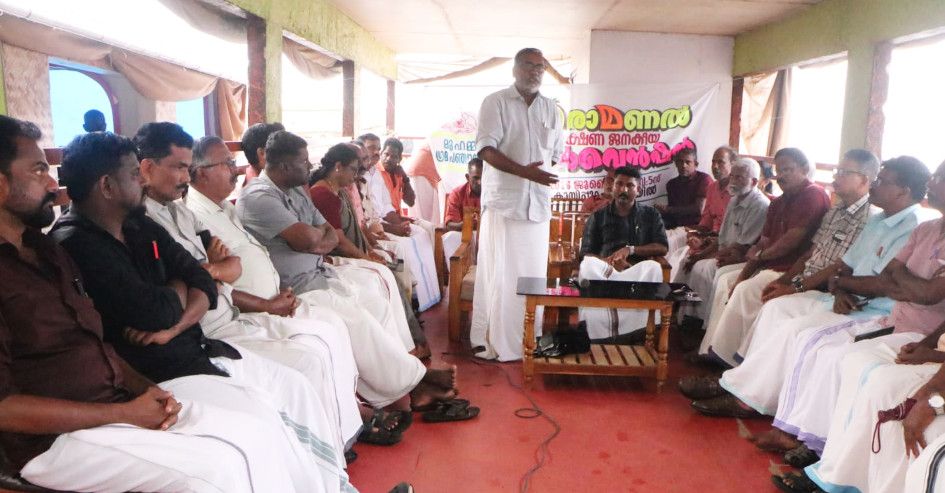 പാതിരാമണൽ ദ്വീപിന് സമീപം മണൽ ഖനനം നടത്താനുള്ള നീക്കത്തിനെതിരെ കായിപ്പുറത്ത് നടന്ന കൺവൻഷൻ  പി പ്രസാദ് എംഎൽഎ ഉദ്ഘാടനംചെയ്യുന്നു