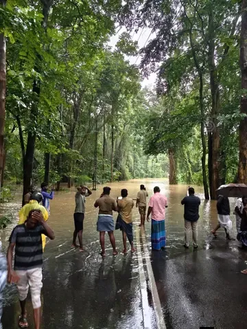 തിരുവനന്തപുരം– ചെങ്കോട്ട പാതയിൽ മുപ്പതടി പാലത്തിന് സമീപം വെള്ളം കയറി ഗതാഗതം തടസ്സപ്പെട്ടപ്പോൾ