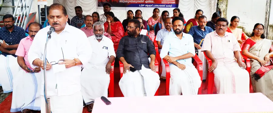 ആര്യാട് പഞ്ചായത്തിന് മുന്നിൽ എൽഡിഎഫ് ജില്ലാ കൺവീനർ ആർ നാസർ ഉദ്ഘാടനംചെയ്യുന്നു