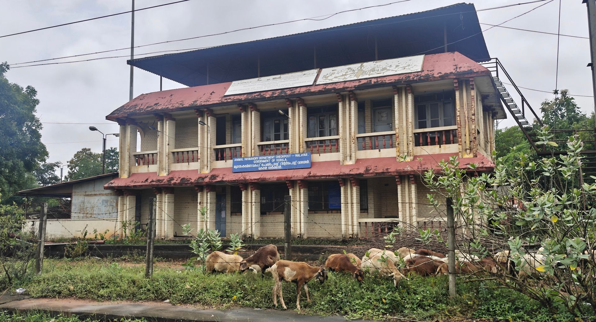 ഉപയോഗശൂന്യമായ പഴയ വാണിജ്യ  നികുതി ചെക്ക് പോസ്റ്റ്. ഇവിടം നിലവിൽ  കന്നുകാലികളുടെ വിഹാര കേന്ദ്രമാണ്