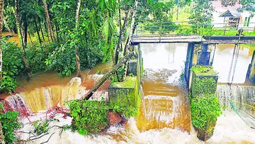 ശാർങക്കാവ് തോടിന്റെ ഷട്ടറുകളുടെ സംരക്ഷണ ഭിത്തി തകർന്നപ്പോൾ