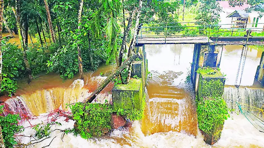 ശാർങക്കാവ് തോടിന്റെ ഷട്ടറുകളുടെ സംരക്ഷണ ഭിത്തി തകർന്നപ്പോൾ