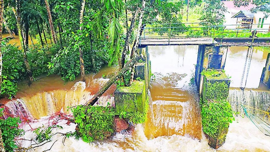 ശാർങക്കാവ് തോടിന്റെ ഷട്ടറുകളുടെ സംരക്ഷണ ഭിത്തി തകർന്നപ്പോൾ 