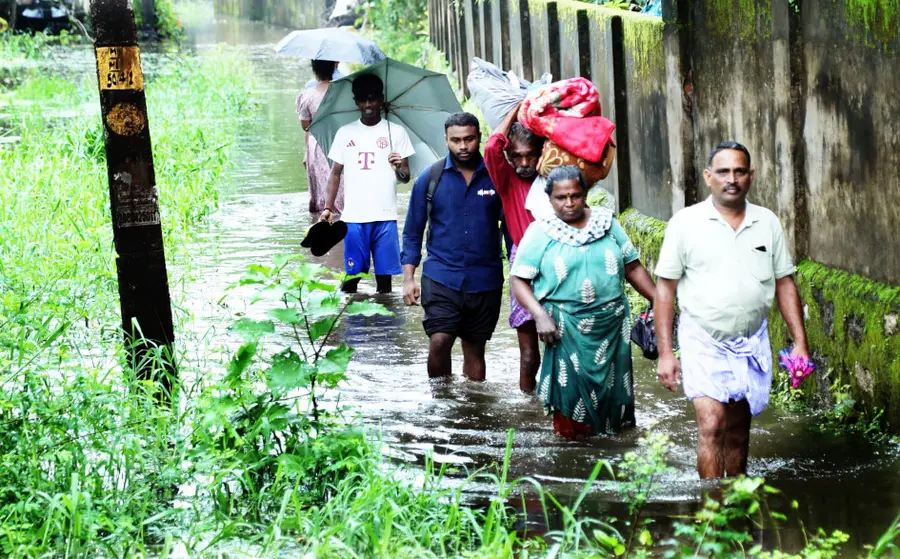 പെതുവൂർ ഭാഗത്ത് വീടുകളിൽ വെള്ളം കയറിയ കുടുംബങ്ങൾ ദുരിതാശ്വാസ ക്യാമ്പിലേക്ക് പോകുന്നു