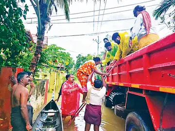 മുട്ടാറിൽ വെള്ളപ്പൊക്ക ബാധിതരെ ടിപ്പർലോറിയിൽ സുരക്ഷിത സ്ഥാനത്തേക്ക് എത്തിക്കുന്നു