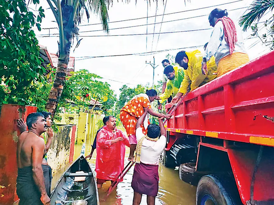 മുട്ടാറിൽ വെള്ളപ്പൊക്ക ബാധിതരെ ടിപ്പർലോറിയിൽ സുരക്ഷിത സ്ഥാനത്തേക്ക് എത്തിക്കുന്നു