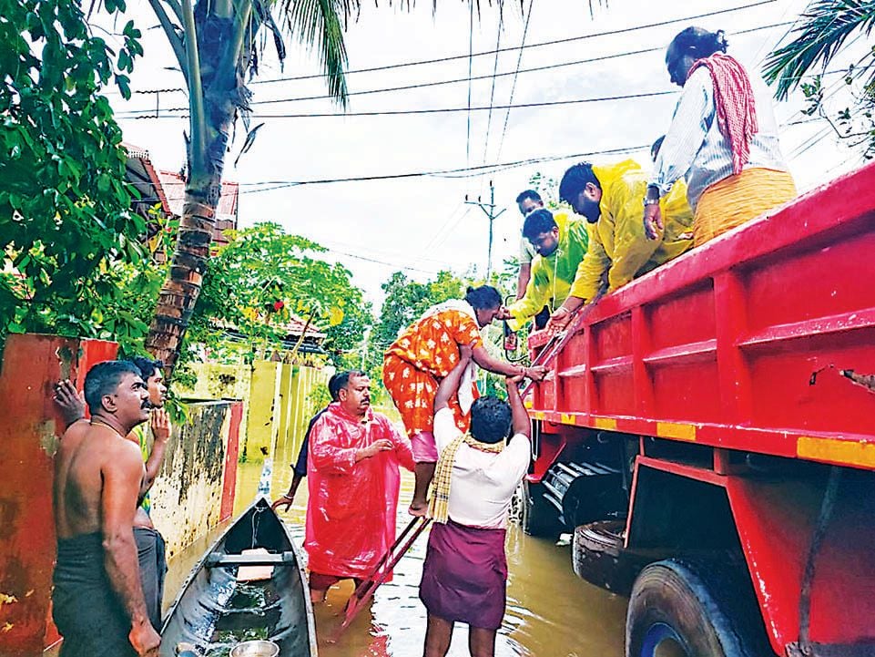 മുട്ടാറിൽ വെള്ളപ്പൊക്ക ബാധിതരെ ടിപ്പർലോറിയിൽ സുരക്ഷിത സ്ഥാനത്തേക്ക് എത്തിക്കുന്നു