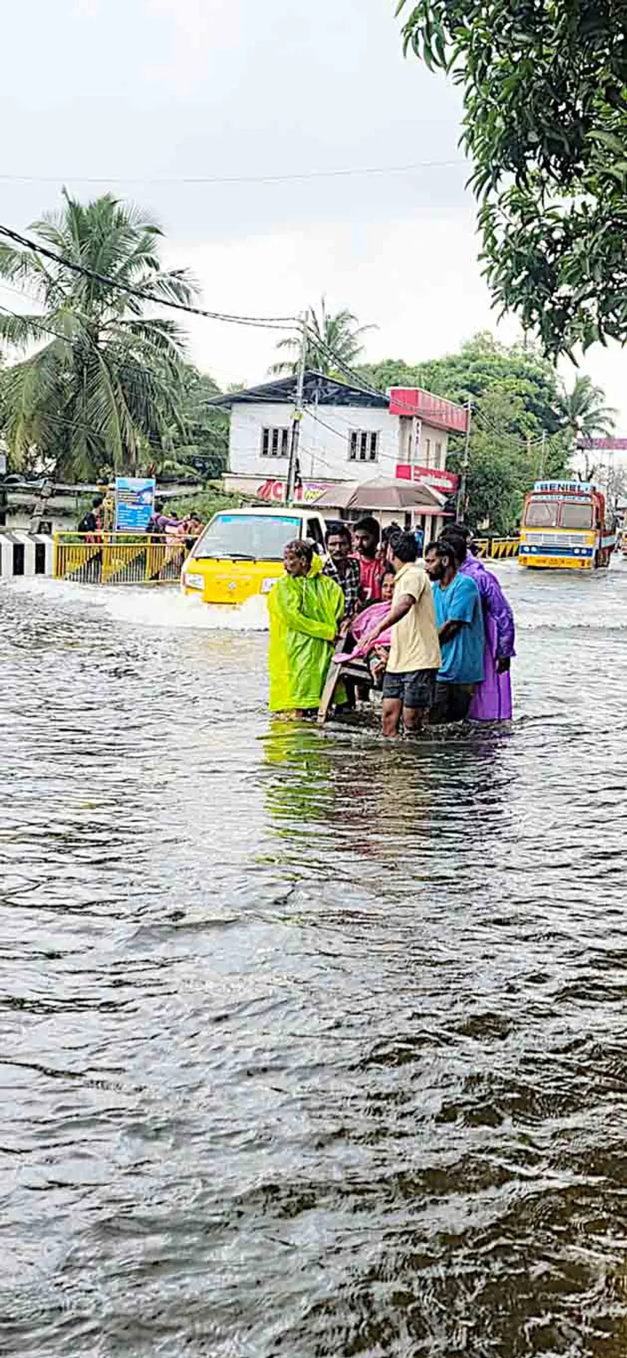 എ സി റോഡിൽ മങ്കൊമ്പ് ബ്ലോക്ക് ജങ്ഷനിൽ സ്ത്രീയെ ക്യാമ്പിലേക്ക് മാറ്റുന്നു