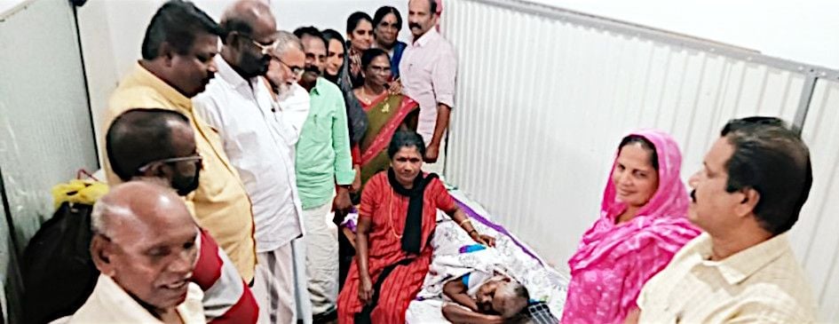 സിപിഐ എം നേതാക്കൾ ഇരമത്തൂർ മുസ്ലിം ജമാഅത്ത് മദ്രസ ഹാളിലെ ദുരിതാശ്വാസക്യാമ്പ് സന്ദർശിച്ചപ്പോൾ