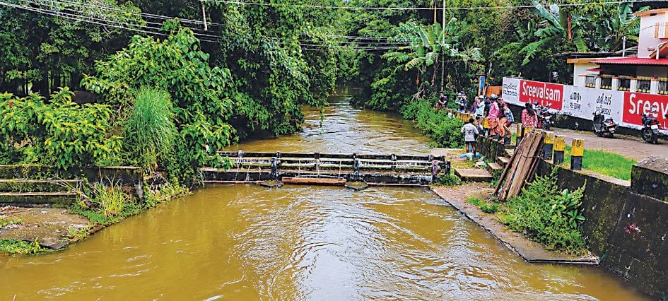 വെട്ടിയാർ ചീപ്പ് നിറഞ്ഞ് പെരുവേലിൽച്ചാൽ പുഞ്ചയിലേക്ക് അച്ചൻകോവിലാറ്റിൽനിന്ന്‌ വെള്ളമൊഴുകുന്നു.  വെട്ടിയാർ പാലത്തിൽനിന്നുള്ള ദൃശ്യം
