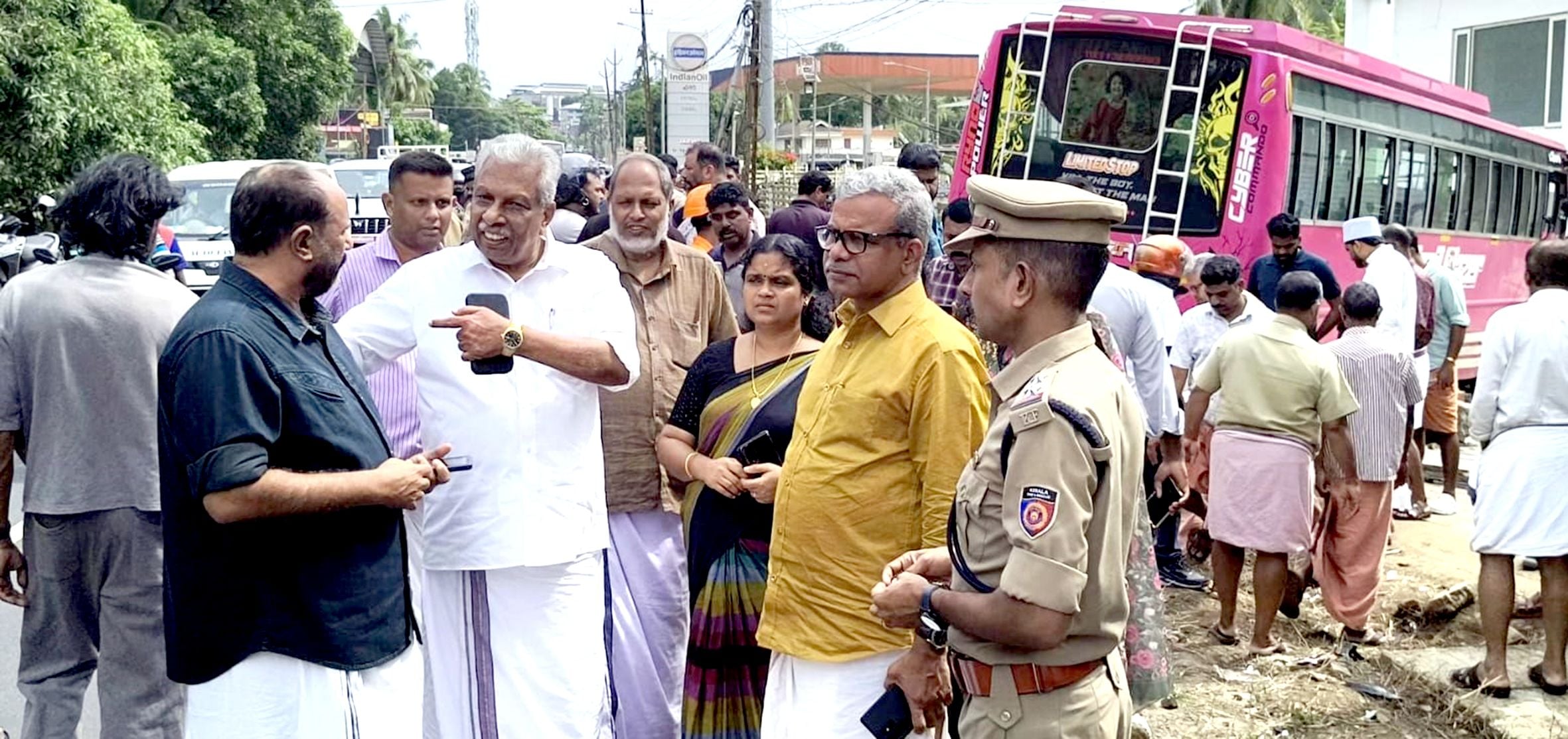 വ്യാഴാഴ്ച രണ്ടുപേരുടെ മരണത്തിനിടയാക്കിയ ബസ്സപകടം നടന്ന സ്ഥലം എ സി മൊയ്തീൻ എംഎൽഎ സന്ദർശിക്കുന്നു