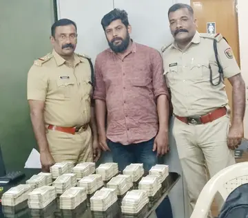 മുപ്പത്‌ ലക്ഷം രൂപയുമായി പിടിയിലായ മണിക്കുട്ടൻ 