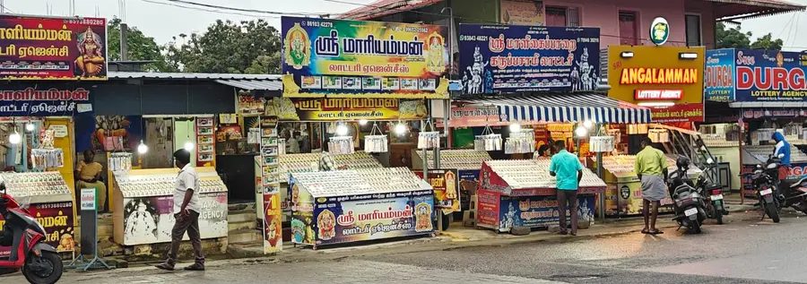 ഗോപാലപുരത്ത് പ്രവർത്തിക്കുന്ന ലോട്ടറി കടകൾ
