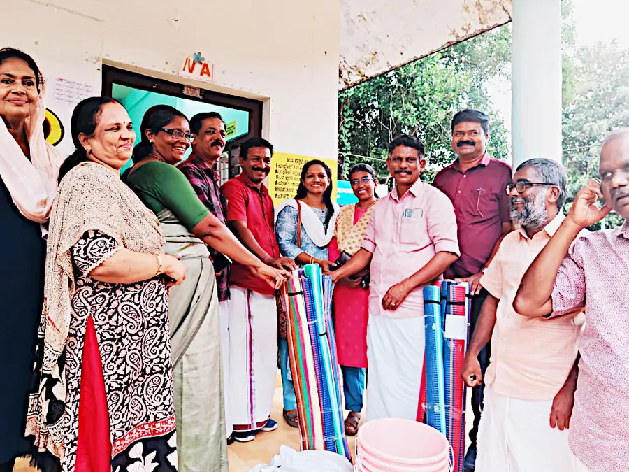 ആര്യാട് നോർത്ത് ഗവ. യുപി സ്കൂളിലെ ദുരിതാശ്വാസ ക്യാമ്പിലേക്ക് കെഎസ്ടിഎ  സമാഹരിച്ച അവശ്യവസ്തുക്കൾ ജില്ല വൈസ് പ്രസിഡന്റ് എസ് ധനപാൽ  ക്യാമ്പ് കൺവീനർ എം രാജേഷിന് കൈമാറുന്നു 