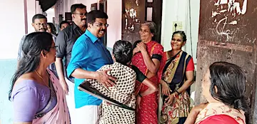 മത്സ്യതൊഴിലാളി ഫെഡറേഷൻ സംസ്ഥാന ജനറൽ സെക്രട്ടറി പി പി ചിത്തരഞ്ജൻ കോമളപുരം  ലൂഥറൻ മിഷൻ ഹൈസ്കൂളിലെ ദുരിതാശ്വാസക്യാമ്പ് സന്ദർശിക്കുന്നു 