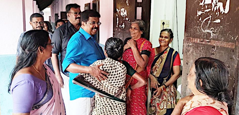 മത്സ്യതൊഴിലാളി ഫെഡറേഷൻ സംസ്ഥാന ജനറൽ സെക്രട്ടറി പി പി ചിത്തരഞ്ജൻ കോമളപുരം  ലൂഥറൻ മിഷൻ ഹൈസ്കൂളിലെ ദുരിതാശ്വാസക്യാമ്പ് സന്ദർശിക്കുന്നു 