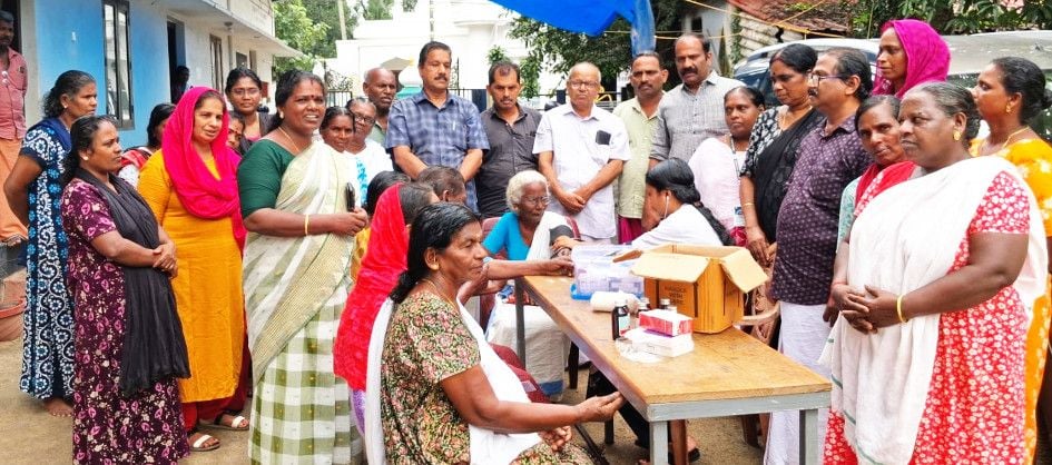 ഇരമത്തൂർ മുസ്ലിം പള്ളി ദാറുൽ ഉലും മദ്‌റസ ഹാളിൽ കരുണയുടെ മെഡിക്കൽ ക്യാമ്പ്  പഞ്ചായത്ത് വൈസ് പ്രസിഡന്റ്‌ പി എ ലത ഉദ്ഘാടനംചെയ്യുന്നു