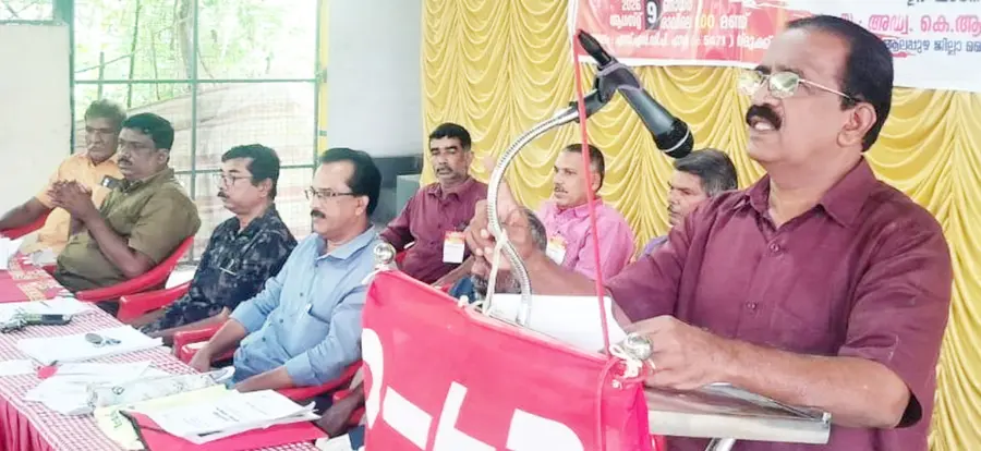 ആലപ്പി ഡിസ്ട്രിക്ട് കൺസ്ട്രക്ഷൻ വർക്കേഴ്സ് യൂണിയൻ മാരാരിക്കുളം ഏരിയ സമ്മേളനം സിഐടിയു ജില്ലാ വൈസ്പ്രസിഡന്റ് കെ ആർ ഭഗീരഥൻ ഉദ്ഘാടനംചെയ്യുന്നു