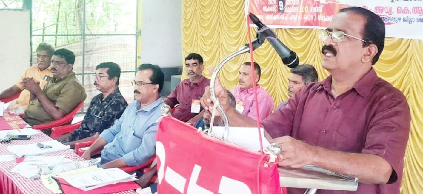ആലപ്പി ഡിസ്ട്രിക്‌ട്‌ കൺസ്ട്രക്ഷൻ വർക്കേഴ്സ് യൂണിയൻ മാരാരിക്കുളം ഏരിയ സമ്മേളനം  സിഐടിയു  ജില്ലാ വൈസ്‌പ്രസിഡന്റ്‌ കെ ആർ ഭഗീരഥൻ ഉദ്ഘാടനംചെയ്യുന്നു