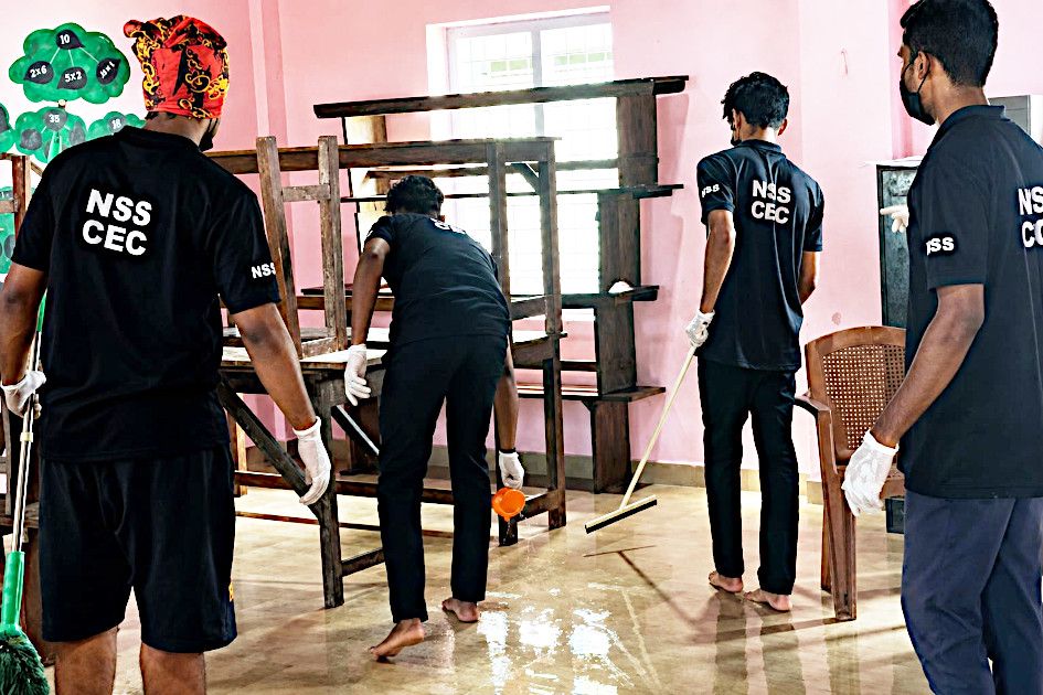 ഐഎച്ച്ആർഡി ചെങ്ങന്നൂർ എൻജിനിയറിങ് കോളേജിലെ എൻഎസ്എസ് വളന്റിയർമാര്‍ മഴുക്കീർ ഗവ. യു പി സ്കൂളിലെ ക്ലാസ് മുറികൾ ശുചീകരിക്കുന്നു