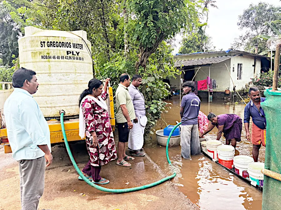 വെള്ളം കയറിയ മാന്നാർ പടിഞ്ഞാറൻ മേഖലയിൽ എൽഡിഎഫ് ജനപ്രതിനിധികൾ കുടിവെള്ളമെത്തിക്കുന്നു