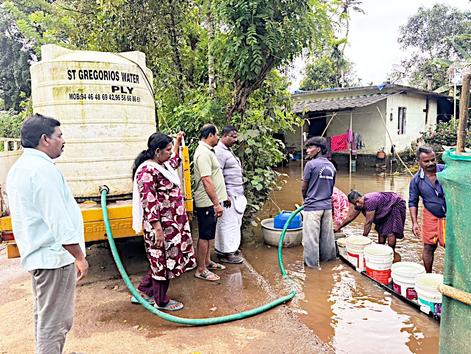 വെള്ളം കയറിയ മാന്നാർ പടിഞ്ഞാറൻ മേഖലയിൽ എൽഡിഎഫ് ജനപ്രതിനിധികൾ കുടിവെള്ളമെത്തിക്കുന്നു