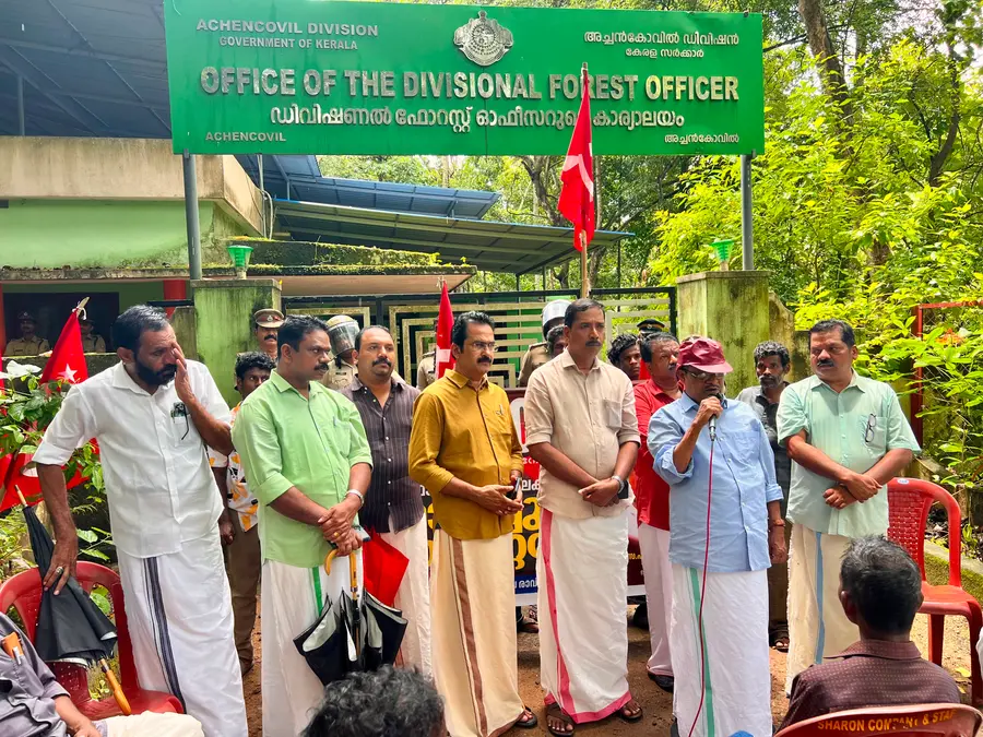 സിപിഐ എം നേതൃത്വത്തിൽ അച്ചൻകോവിൽ വനം ഡിവിഷൻ ഓഫീസിന് മുന്നില്‍ നടത്തിയ പ്രതിഷേധ ധർണ  ജില്ലാ സെക്രട്ടറി എസ് സുദേവൻ ഉദ്ഘാടനംചെയ്യുന്നു