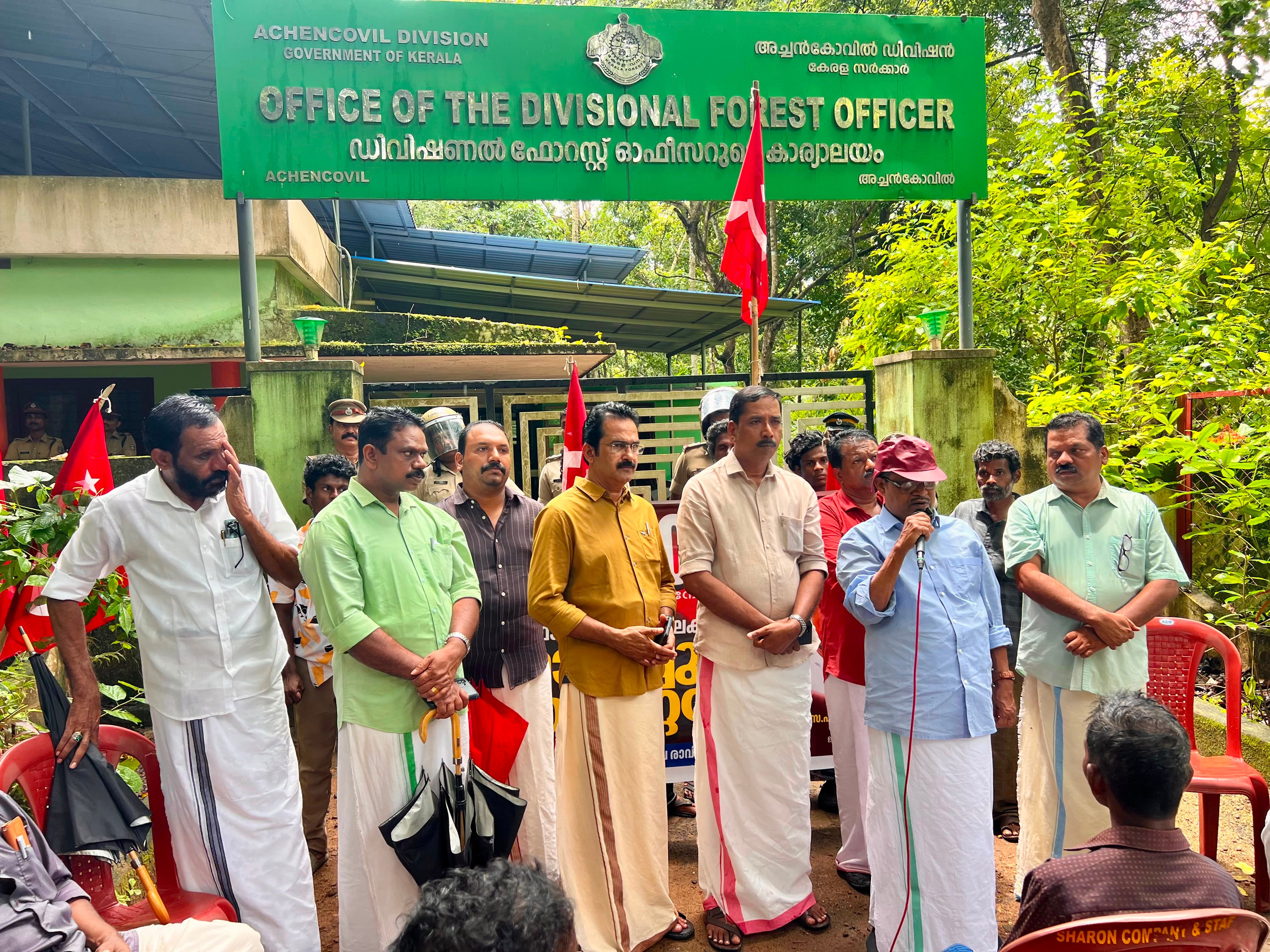 സിപിഐ എം നേതൃത്വത്തിൽ അച്ചൻകോവിൽ വനം ഡിവിഷൻ ഓഫീസിന് മുന്നില്‍ നടത്തിയ പ്രതിഷേധ ധർണ  ജില്ലാ സെക്രട്ടറി എസ് സുദേവൻ ഉദ്ഘാടനംചെയ്യുന്നു