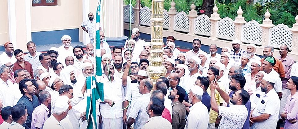മാന്നാർ പുത്തൻപള്ളി മുസ്ലിം ജമാഅത്ത്‌ സംഘടിപ്പിക്കുന്ന  നബിദിനാഘോഷങ്ങൾക്ക് തുടക്കംകുറിച്ച് മാന്നാർ പുത്തൻപള്ളിയിൽ  ചീഫ് ഇമാം കെ സഹലബത്ത് ദാരിമി പതാക ഉയർത്തുന്നു