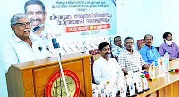 ജില്ലാ പോസ്റ്റ് ആൻഡ് ബിഎസ്എൻഎൽ എംപ്ലോയീസ് സഹകരണസംഘം
വിദ്യാഭ്യാസ അവാർഡ് വിതരണവും യാത്രയയപ്പ് സമ്മേളനവും
കെ മുരളീധരൻനായർ ഉദ്ഘാടനംചെയ്യുന്നു