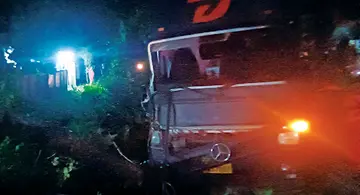 മരത്തിലിടിച്ച് തകർന്ന പാഴ്സൽ ലോറി 