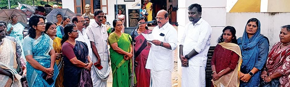 എൻആർഇജി വർക്കേഴ്സ് യൂണിയൻ വെൺമണി പഞ്ചായത്തു കമ്മിറ്റി പഞ്ചായത്ത് ഓഫീസിനു മുന്നിൽ നടത്തിയ  പ്രതിഷേധ യോഗം സംസ്ഥാന കമ്മിറ്റിയംഗം എം എച്ച് റഷീദ്  ഉദ്ഘാടനംചെയ്യുന്നു