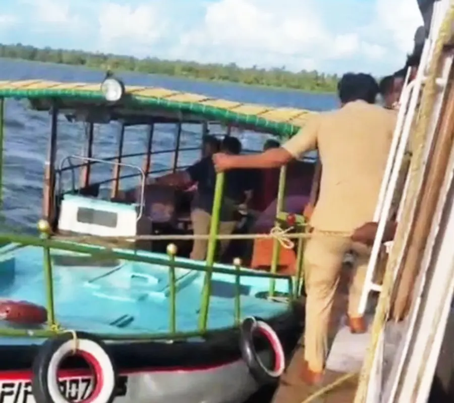 വേമ്പനാട്ട് കായലിൽ കുടുങ്ങിയവരെ രക്ഷിക്കുന്നു