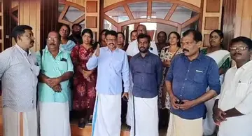 ജില്ലാ ആസൂത്രണ സമിതി തെരഞ്ഞെടുപ്പ്  ബഹിഷ്കരിച്ചു പുറത്തുവന്ന ശേഷം നടത്തിയ പ്രതിഷേധത്തിൽ എൽഡിഎഫ് പാർലമെന്ററി പാർട്ടി നേതാവ് സി ബാബു സംസാരിക്കുന്നു 