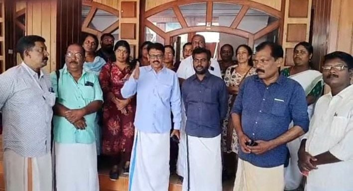 ജില്ലാ ആസൂത്രണ സമിതി തെരഞ്ഞെടുപ്പ്  ബഹിഷ്കരിച്ചു പുറത്തുവന്ന ശേഷം നടത്തിയ പ്രതിഷേധത്തിൽ എൽഡിഎഫ് പാർലമെന്ററി പാർട്ടി നേതാവ് സി ബാബു സംസാരിക്കുന്നു 