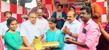 സിപിഐ എം മുളക്കുഴ നോർത്ത് ലോക്കൽ കമ്മിറ്റി പെരിങ്ങാല സന്തോഷ് ഭവനത്തിൽ ബിന്ദു സുനിലിന് നിർമിച്ച വീടിന്റെ താക്കോൽ സംസ്ഥാന സെക്രട്ടറിയറ്റംഗം സജി ചെറിയാൻ എംഎൽഎ കൈമാറുന്നു