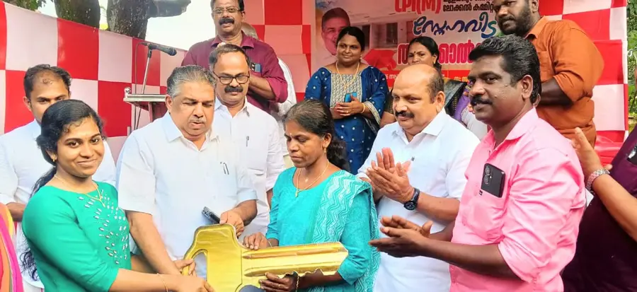 സിപിഐ എം മുളക്കുഴ നോർത്ത് ലോക്കൽ കമ്മിറ്റി പെരിങ്ങാല സന്തോഷ് ഭവനത്തിൽ ബിന്ദു സുനിലിന് നിർമിച്ച വീടിന്റെ താക്കോൽ സംസ്ഥാന സെക്രട്ടറിയറ്റംഗം സജി ചെറിയാൻ എംഎൽഎ കൈമാറുന്നു