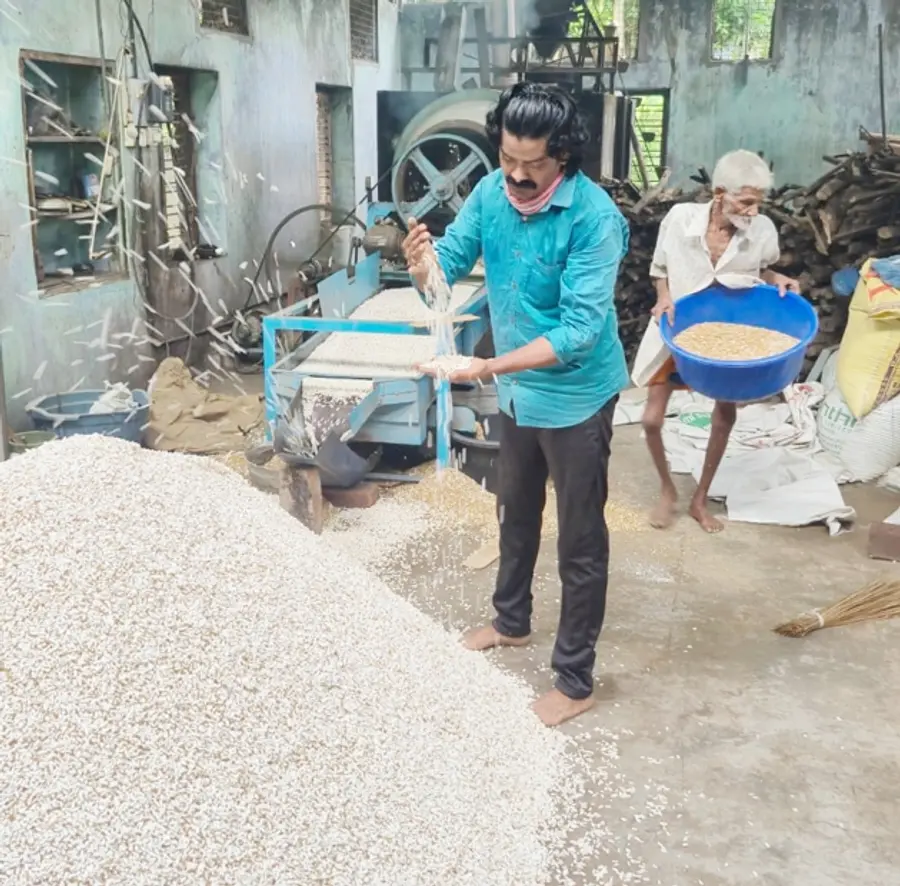 കൊടുവായൂരിലെ ഡി ശ്രീകുമാർ മലർപ്പൊരിയുടെ ഗുണം പരിശോധിക്കുന്നു