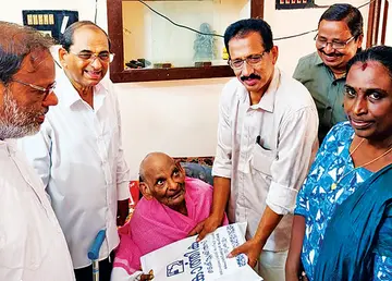 നഗരൂർച്ചിറ കെ ജനാർദനന് സിപിഐ എം കാർത്തികപ്പള്ളി ഏരിയ സെക്രട്ടറി കെ വിജയകുമാർ ഓണക്കോടി നൽകുന്നു